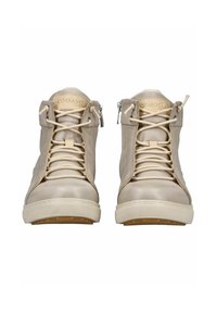 Beige hoge sneakers gemaakt van glad leer, met een vetersluiting aan de voorkant, een rits aan de zijkant en een rubberen zool met textuur.