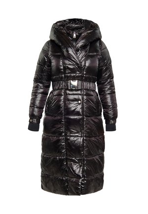 Zwarte gewatteerde pufferjas met een capuchon, ceintuuroverleg, drukknoopsluiting en ribbelmanchetten. Heeft een glanzende, gladde textuur. Lange lengte.