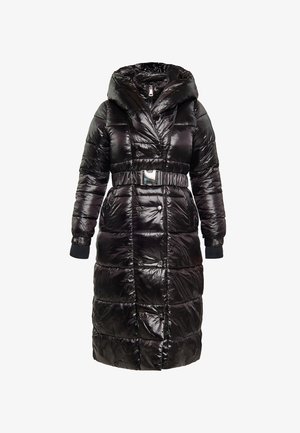 Palton puf negru, matlasat, cu glugă, talie elastică, capse și mansete ribbate. Prezintă o textură lucioasă și netedă. Lungime mare.