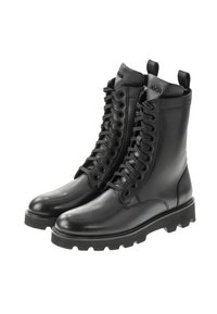 Botas de combate negras con cordones, hechas de cuero suave, que cuentan con una suela de goma resistente con agarre texturizado, y un lazo en la parte superior para tirar.