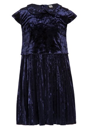 Robe en velours marine avec manches courtes style cap, col arrondi et jupe plissée, présentant une texture douce et brillante sur toute la surface.