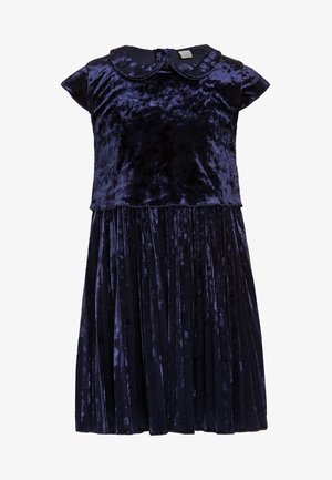 Robe en velours marine avec manches courtes style cap, col arrondi et jupe plissée, présentant une texture douce et brillante sur toute la surface.