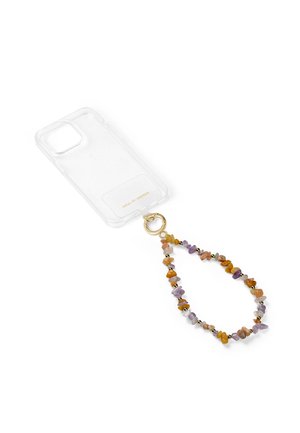 Funda de teléfono transparente con un anillo dorado unido a un lazo de piedras multicolores y pulsera de cuentas doradas.