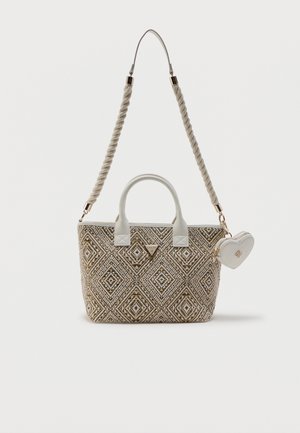 Borsa intrecciata color nocciola e bianca con motivo geometrico a diamante, manici bianchi, tracolla a spalla attorcigliata e piccola pochette bianca a forma di cuore attaccata.