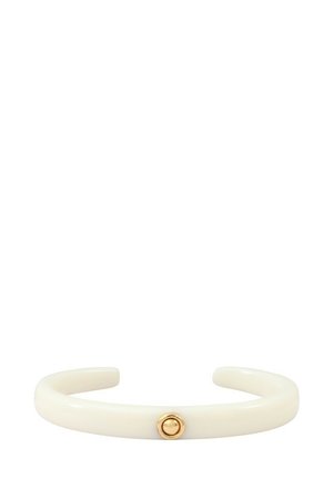 Bracelet en résine blanche avec une finition lisse et brillante, et un accent en métal doré au centre. Design simple et moderne avec des bords arrondis.