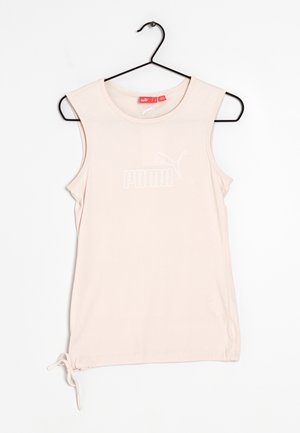 Světle růžový bezrukávový top z měkké látky. Na přední straně se nachází bílé logo Puma a ve spodní části je nařasený s detailním zavazováním.