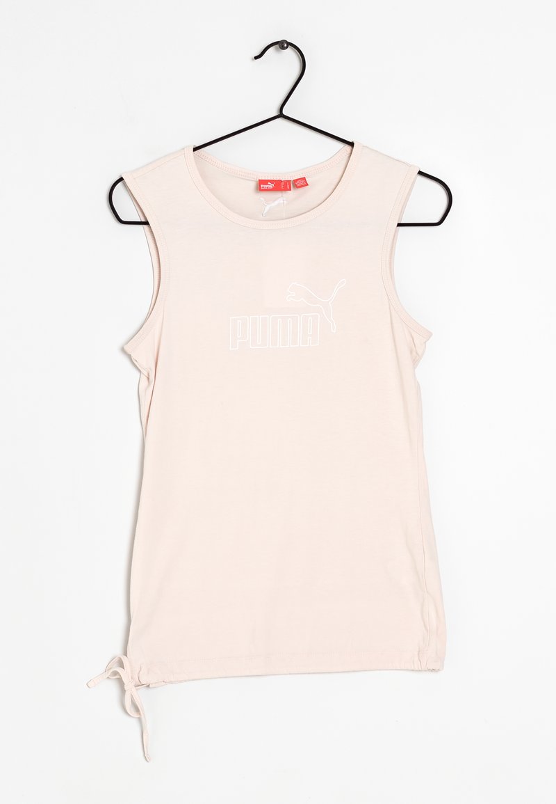 Lichtroze mouwloze tanktop van zachte stof. Heeft een witte Puma-logo op de voorkant en een gerimpelde onderkant met een strikdetail.