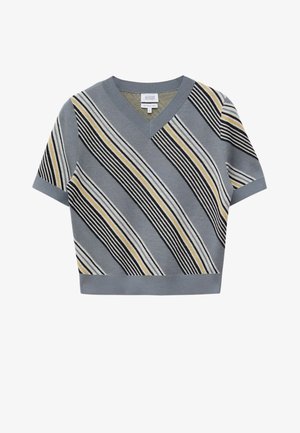 Suéter de punto gris de manga corta con escote en V y rayas diagonales en negro, blanco y amarillo.