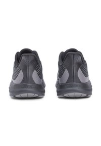 Μαύρα και γκρι αθλητικά παπούτσια με υφασμάτινη υφή, επενδεδυμένες περιμετρικές περιοχές, αντανακλαστικές λεπτομέρειες και λαστιχένιες σόλες, παρουσιάζοντας την πίσω όψη.