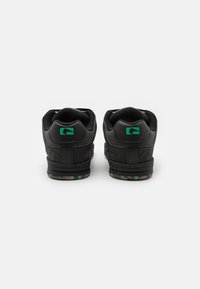 Globe TILT - Skate shoes - black/green