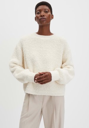 LOOSE FIT WEITE RUNDHALSAUSSCHNITT - Strickpullover - soft cream