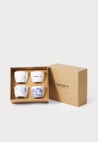 Četiri keramičke zdjele u kraft kutiji; dvije s plavim uzorkom paučine, dvije obične bijele s "Carhartt" logotipom. Veličina i oblik su ujednačeni.