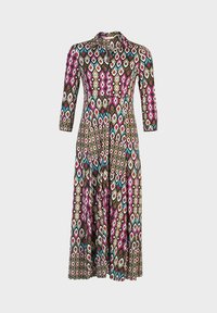 Brązowa sukienka z długimi rękawami, charakteryzująca się geometrycznym wzorem w odcieniach różu, zieleni w odcieniu teal oraz pomarańczu, z kołnierzykiem i rozkloszowanym dołem.