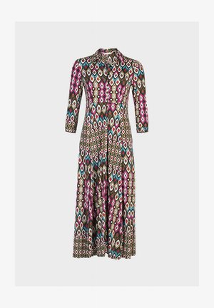Brązowa sukienka z długimi rękawami, charakteryzująca się geometrycznym wzorem w odcieniach różu, zieleni w odcieniu teal oraz pomarańczu, z kołnierzykiem i rozkloszowanym dołem.