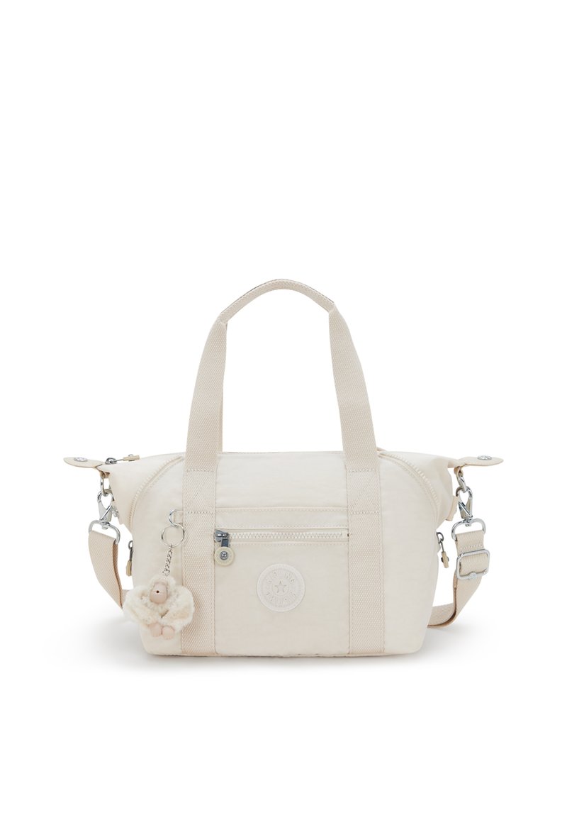 Beige Stoffhandtasche mit doppelten Griffen und abnehmbarem Schultergurt. Verfügt über eine vordere Reißverschlusstasche und einen Teddybär-Anhänger. Rundes Logodetail sichtbar.