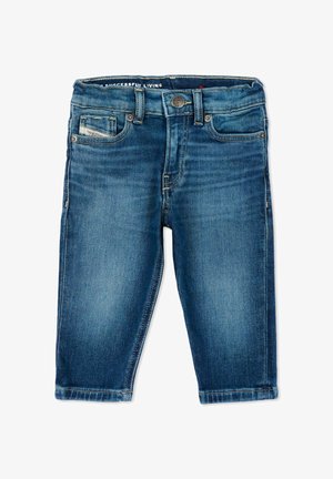 Jean bleu pour tout-petit avec fermeture par bouton, poches avant et poche monnaie, et détails d'usure délavée.