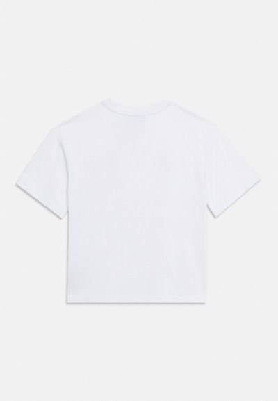 Απλή λευκή κοντομάνικη μπλούζα με λαιμόκοψη, απλωμένη επίπεδη με την πίσω πλευρά να φαίνεται σε λευκό φόντο.