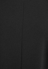 Czarny materiał o gładkiej strukturze, z centralnym szwem. Materiał wydaje się lekki i lekko błyszczący, bez widocznych wzorów czy ozdób.