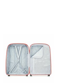 Valigia rigida di colore rosso corallo, aperta per rivelare un interno grigio con cinghie incrociate, una tasca con zip e una fodera texturizzata.