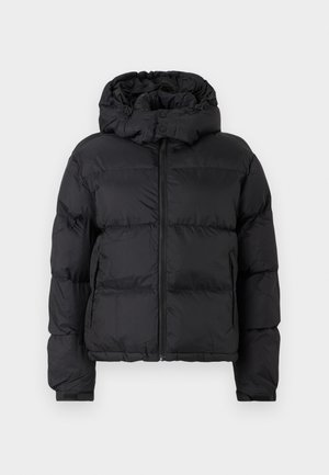 Casaco puffer preto com fecho de zíper, gola alta e capuz. O tecido é liso com um design acolchoado, oferecendo isolamento e aquecimento.