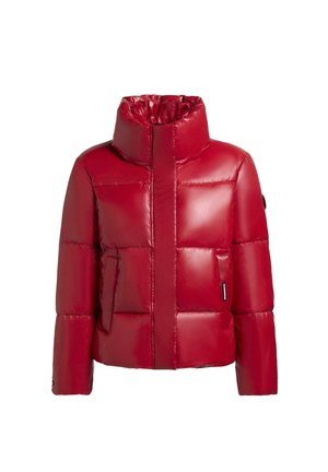 Czerwona kurtka puchowa z wysokim kołnierzem, błyszczącym wykończeniem, pikowanym wzorem i zamkiem z przodu. Posiada lewą kieszeń z małą łatą z logo.