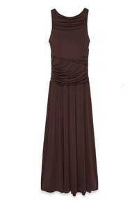 Robe sans manches marron avec un design froncé à la taille, texture lisse et jupe longue et fluide. Fabriquée dans un tissu doux et extensible.