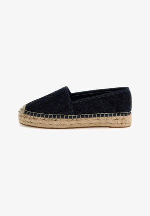 Espadrilla in tessuto blu navy con suola in juta intrecciata, punta chiusa e texture pattern unica. Presenta un profilo piatto e una parte superiore in tessuto morbido.