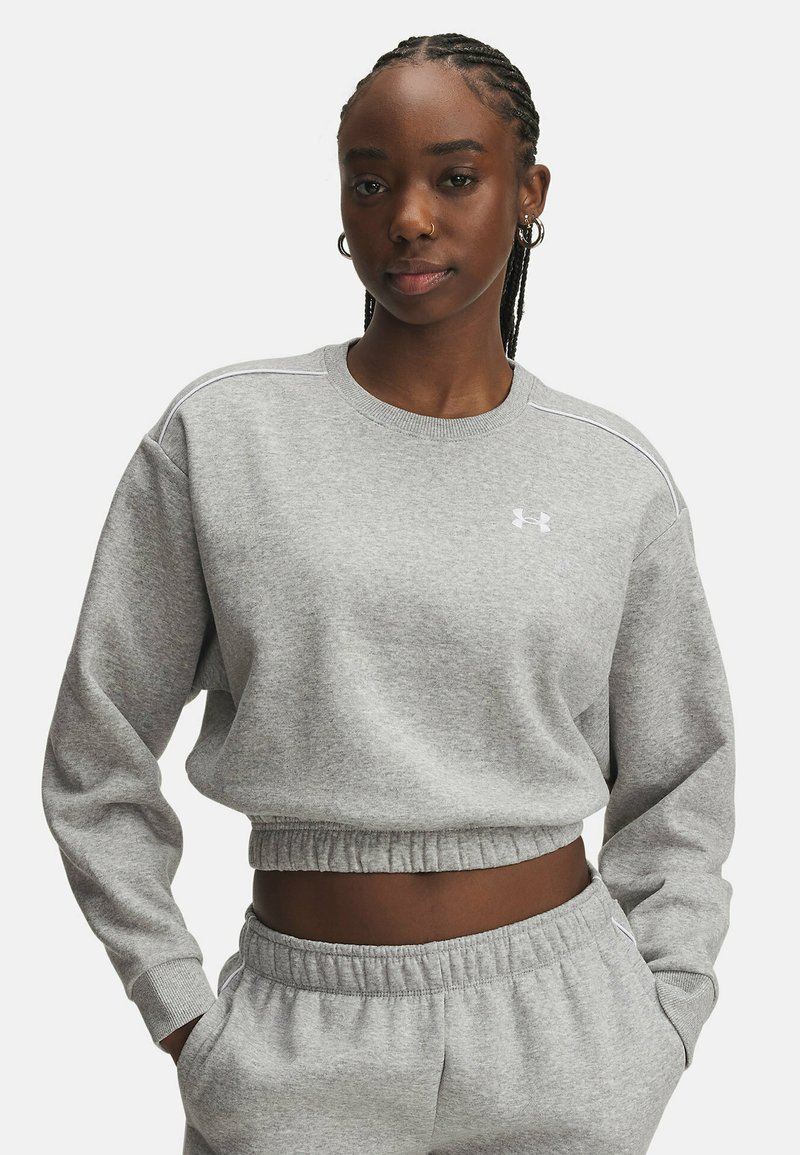 Sweatshirt cropped gris en tissu doux avec une taille élastique. Présente un col et des poignets côtelés, ainsi qu'un logo brodé sur la poitrine.