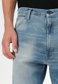 Replay WAINE PANTS - Brīva piegriezuma džinsi - light blue