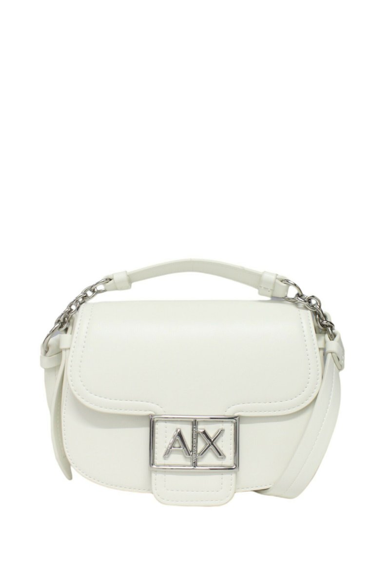 Borsa a mano in pelle bianca con forma arrotondata, manico a catena e tracolla, dotata di una chiusura argentata con logo "AX" e dettagli cuciti.
