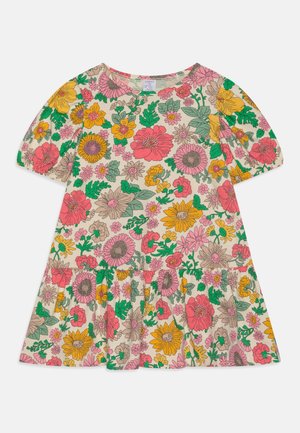 Florales Kleid mit kurzen Puffärmeln, das eine Mischung aus rosa, gelben und grünen Blumen auf einem cremefarbenen Hintergrund zeigt; Stufen-Design am Saum.
