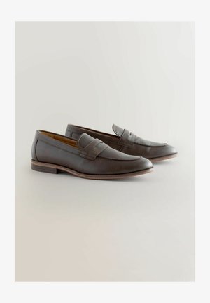 Brązowe skórzane mokasyny z fakturowaną powierzchnią, dopasowanym krojem i wąską podeszwą. Posiadają pasek penny na górze.
