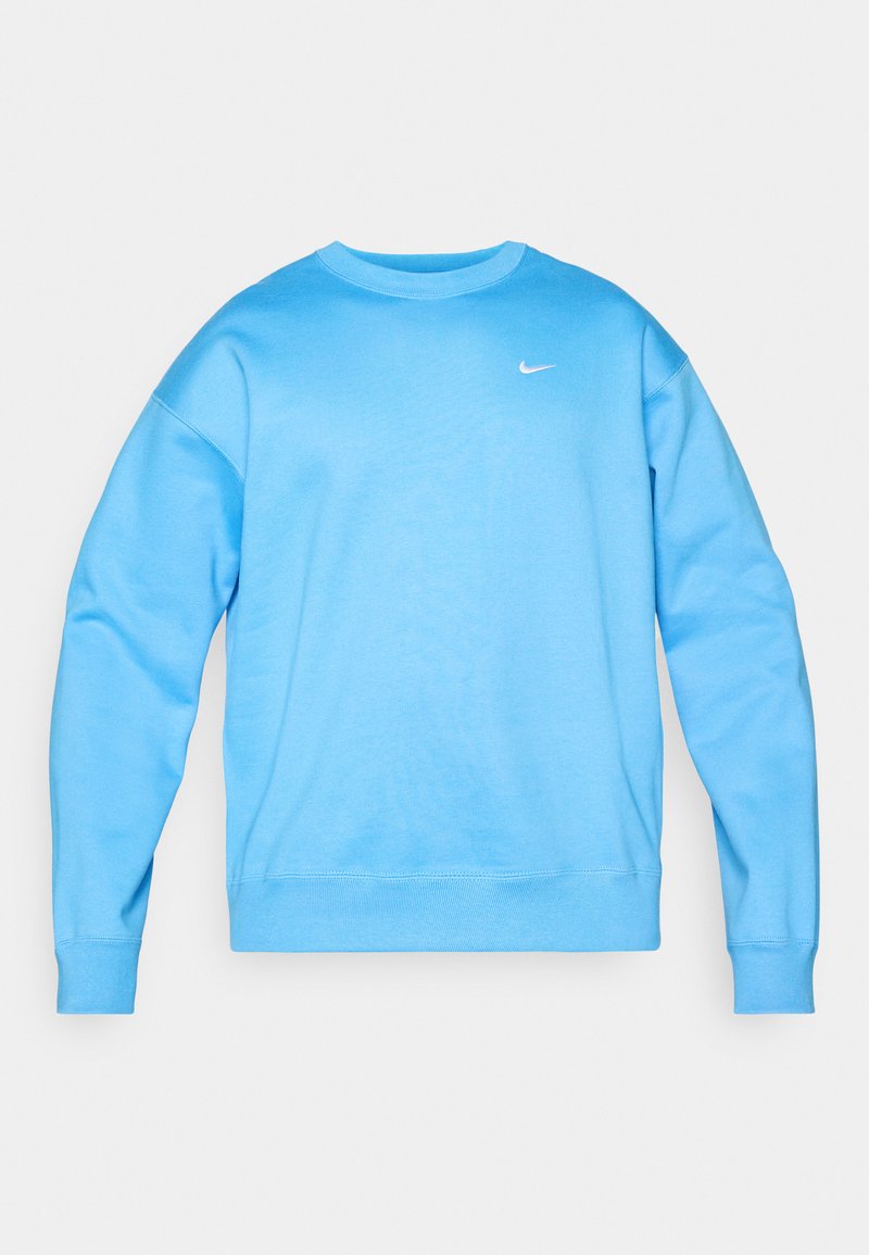 Jasnoniebieski sweatshirt Nike z okrągłym dekoltem, długimi rękawami i małym białym logo na piersi. Wykonany z miękkiej bawełny.