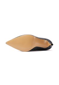 Stivale con tacco a spillo nero a punta, dotato di una superficie texture. Sola sottile di colore beige chiaro, che mette in mostra un design elegante senza accenti visibili.