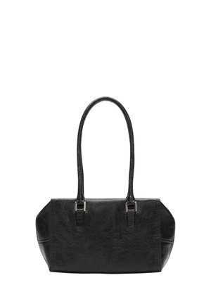 Sac à main en cuir noir avec deux longues poignées, une forme rectangulaire, une surface texturée et des accents en métal argenté sur les anses.