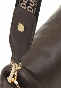 Borsa a tracolla in pelle marrone con clip in metallo color oro e una tracolla in tessuto con motivo logo. Texture liscia e forma arrotondata.