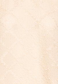 Tissu crème avec un motif diamant texturé formé par des bords froncés en relief créant une apparence douce et matelassée.