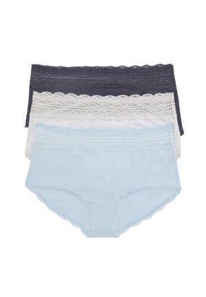 Trzy damskie figi hipsterskie z koronką w kolorach czarnym, białym i jasnoniebieskim, ułożone na płasko i ułożone w stos na białym tle.