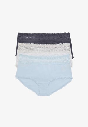 Drei Damen-Loungerslips mit Spitzenbesatz in Schwarz, Weiß und Hellblau, übereinandergestapelt und flach auf einem weißen Hintergrund liegend.