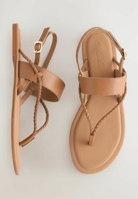 Sandale maro cu barete, design împletit, curea ajustabilă la gleznă, talpă plată și textură netedă. Stil minimalistic, fără ornamente.