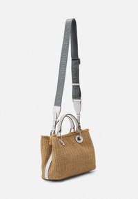 Sac en paille tressée beige avec des accents blancs contrastants, double poignées supérieures et une bandoulière grise amovible portant le texte 'Emporio Armani'.
