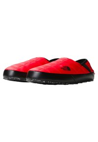 Scarpe slip-on rosse trapuntate con suola e rifinitura in gomma nera, decorate con un logo sul lato. Il design è soffice e leggero.