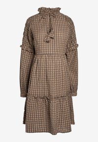 Vestido a cuadros en marrón y beige con mangas largas, acentos con volantes, un escote alto y una falda de capas. Incluye un detalle de lazo en el cuello.