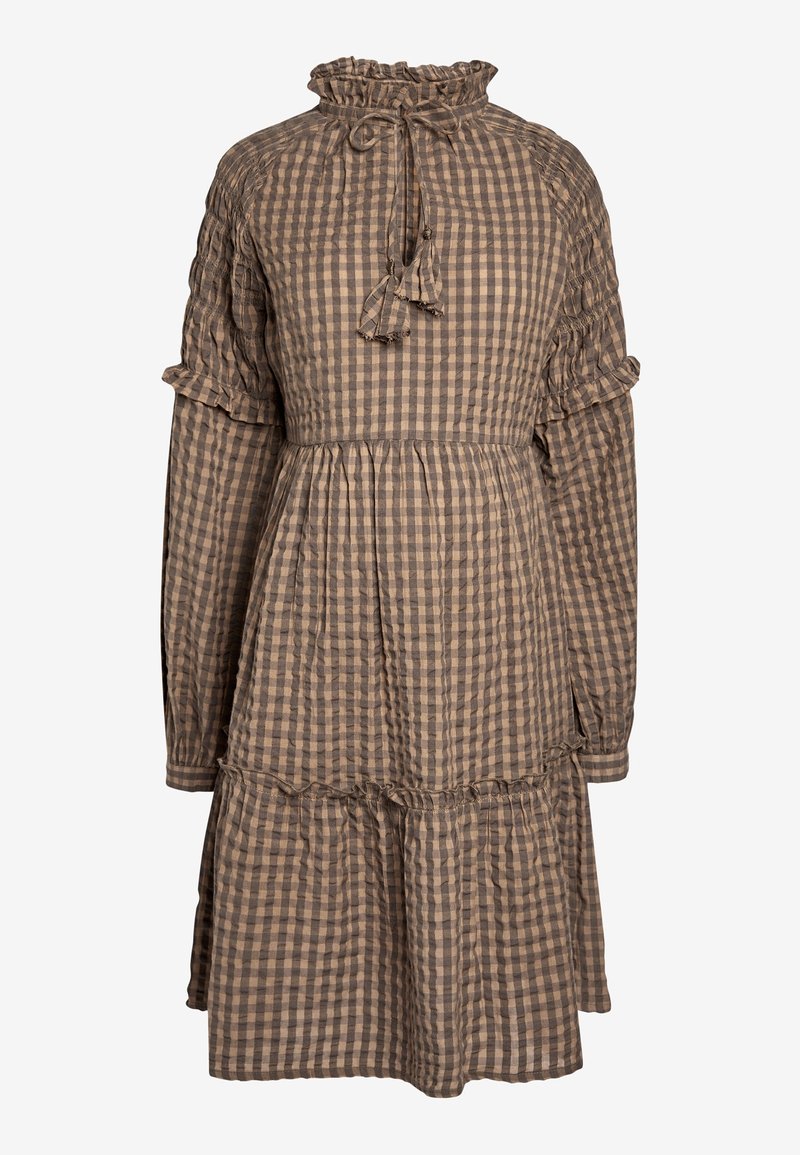 Vestido a cuadros en marrón y beige con mangas largas, acentos con volantes, un escote alto y una falda de capas. Incluye un detalle de lazo en el cuello.