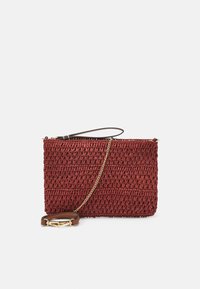 Borsa a pochette rossa intrecciata con finitura testurizzata, dotata di una tracolla in pelle rimovibile e di un accento in catena dorata. Chiusura superiore con zip per maggiore sicurezza.