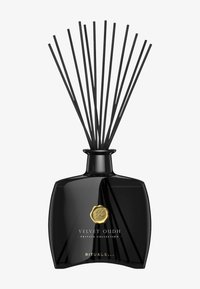 Svart glassdiffuser med buet bunn, toppet med slanke svarte pinner. Har et gullmerke og preget tekst som leser "Velvet Oudh."