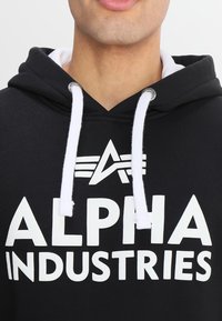 Alpha Industries Jersey con capucha - black/white