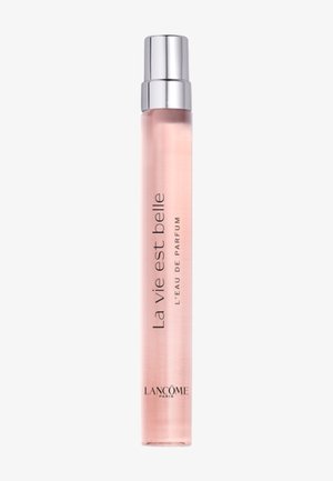 Slank roze glazen parfum spraysflesje met zilveren dop, gelabeld "La vie est belle L'eau de parfum" door Lancôme Paris.