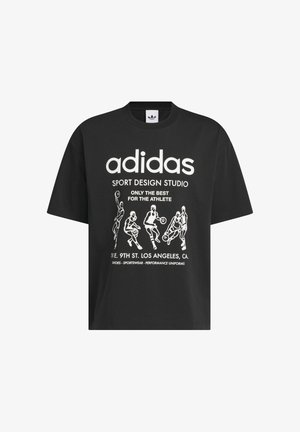 Czarna bawełniana koszulka z białymi nadrukami przedstawiającymi sportowców, "adidas SPORT DESIGN STUDIO" oraz opcjonalnymi detalami tekstowymi na dole.