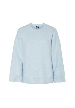 Svetlo modra pulover iz mehkega materiala, z okroglim izrezom, spuščeni rameni in ribanim robom ter manjšimi podrobnostmi ob robovih.